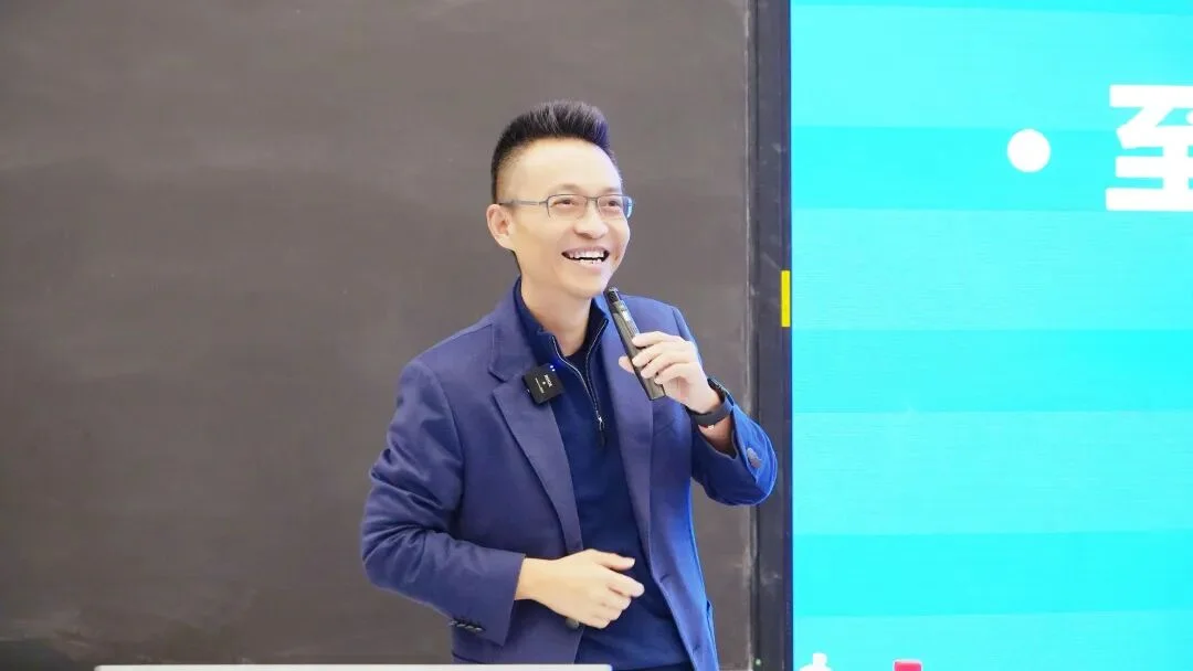 投中了理想、MiniMax 后,他说,AI 时代仍然要找「让人汗毛直竖」的创业者